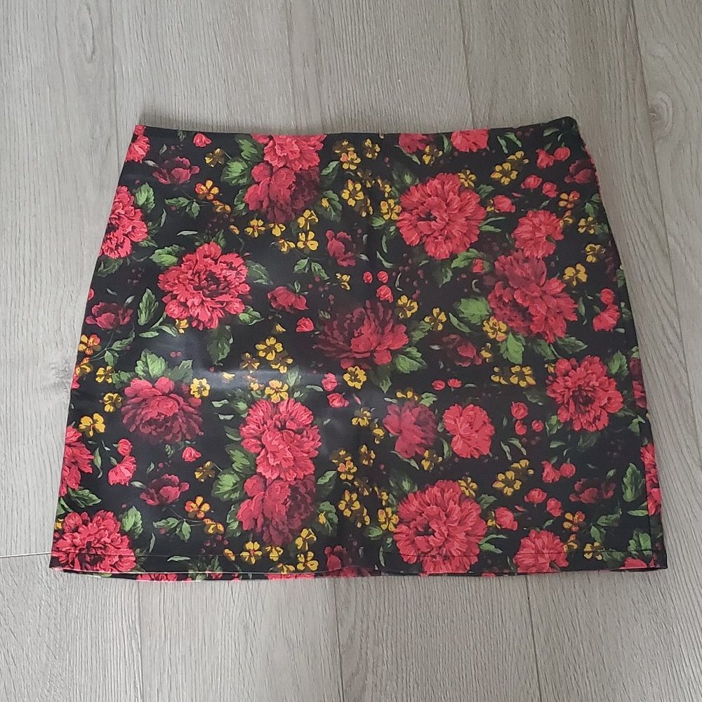 Forever 21 Faux leather floral mini skirt size L